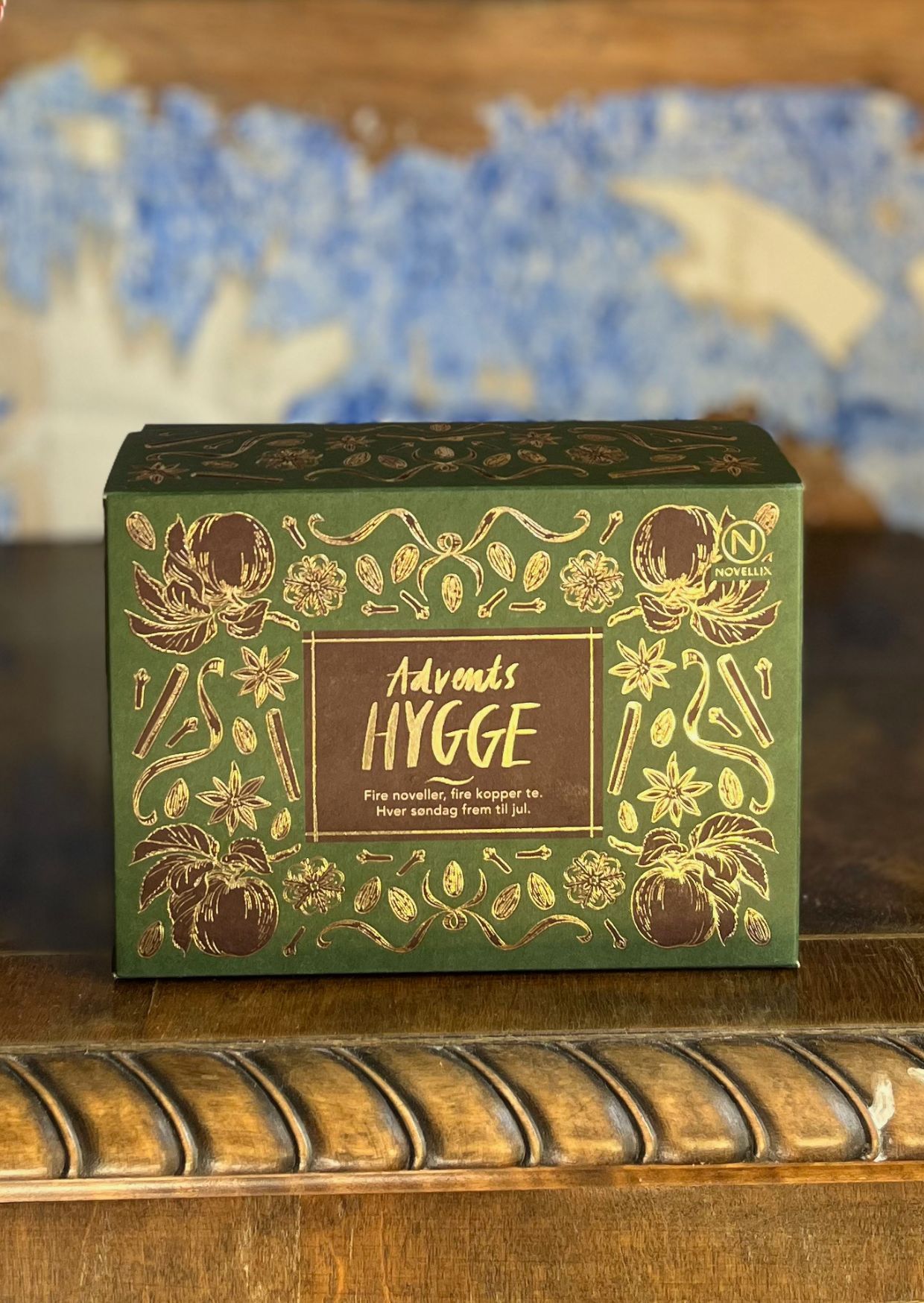 Adventshygge 2025. Fire noveller, fire kopper te – hver søndag frem til jul.